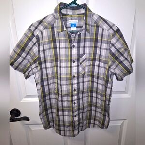 Columbia omni-wick men's short sleeve button-down shirt in a size small.
